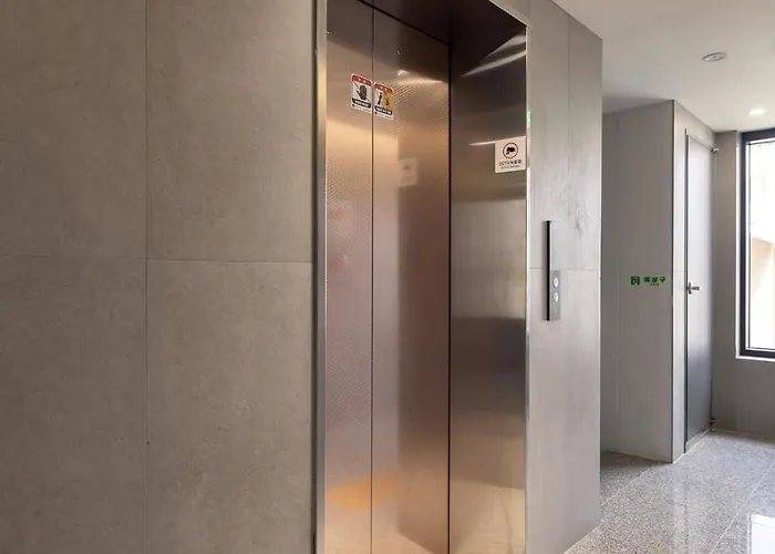 Hongdae New 3br 2bath Large Family I Elevator I Park View I Spacious 101m2